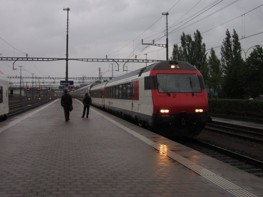 Der IR Zrich HB-Luzern fhrt am 03.07.13 in Rotkreuz ein.