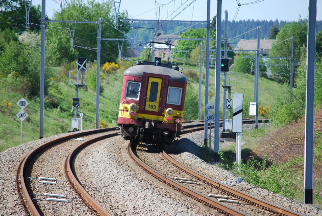 der IR-Zug L�ttich-Aachen (AM 62-63) f�hrt �ber die belgisch-deutsche Grenze (zuerst Netzgrenze und dann Staatsgrenze). Wegen Arbeiten f�hrt der Zug auf dem rechten Gleis. 10. Mai 2008