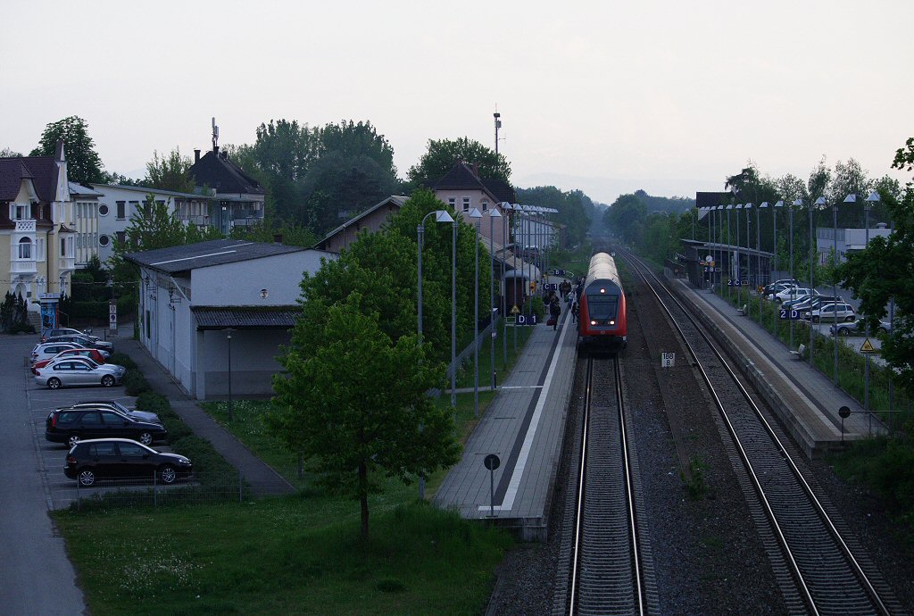 Der IRE 4238 mit schiebender 218 406-7 beim Halt in Meckenbeuren, 01.05.11