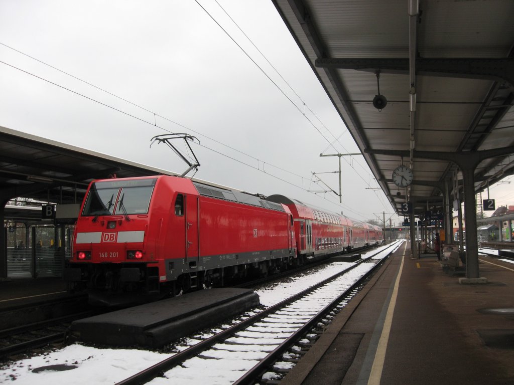 Der IRE aus Lindau nach Stuttgart hlt trotz des Wetters und dem Lokwechsel pnktlich in Gppingen. 8.2.13.
