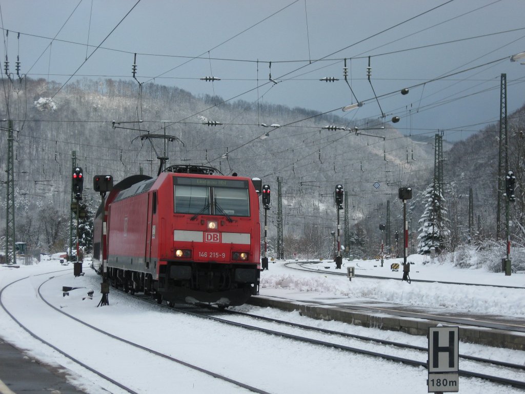 Der IRE von Stuttgart Hbf nach Lindau Hbf schleicht sich am 8.2.13 sehr pnktlich in den Geilinger Bahnhof, sein 3. Halt.