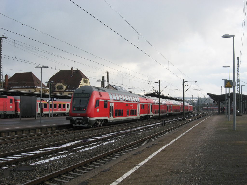 Der IRE Stuttgart-Lindau hlt am 8.2.13 in Plochingen. Der Zug ist gebildet mit einer 146 und DoSto-Wagen. 