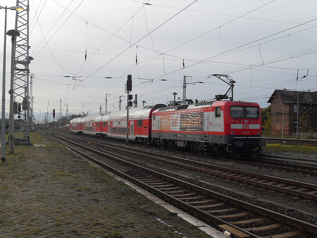 Der IRE Zug der normaler Weise Magdeburg-Berlin fhrt,fuhr heute den RE 20 Halle-Uelzen am 09.10.2011 in Stendal.