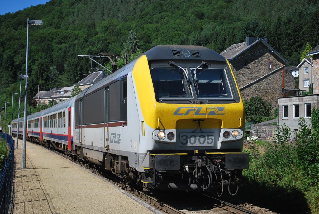 Der IRm-Zug Liers-Lttich-Luxemburg fhrt von der Haltestelle Coo am 1. August 2013 ab.