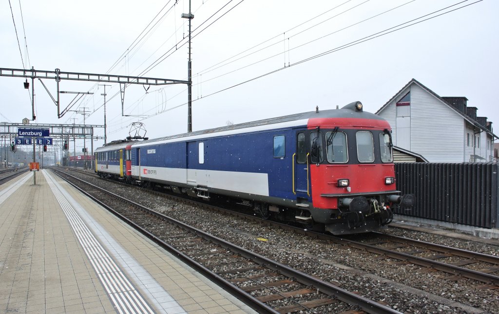 Der Jail-Train (Bern-Zrich) in Lenzburg. Vorne ist der St 50 85 89-33 900-3, dahinter der RBe 540 013-0, 22.02.2013.
