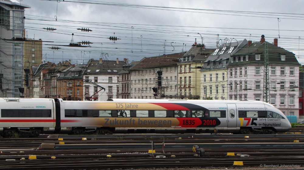 Der Jubilums ICE-T beendet seine Fahrt gleich am Frankfurter Hbf und passiert bei der Einfahrt die bankenlose Skyline sdlich des Hauptbahnhofs. August 2010