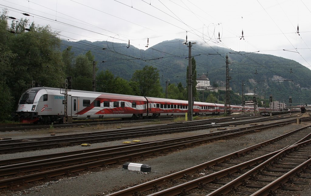 Der Jubilumsrailjet ``175 Jahre Eisenbahn fr sterreich`` durchfhrt am 7.7.2012 den Bahnhof Kufstein nach Wien-Westbahnhof.