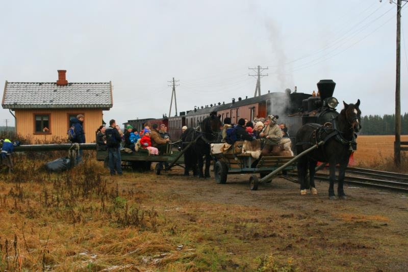 Der Juletoget an den Adventstagen ist ein groe Ereignis fr die Kinder. In Fossum stehen dann noch Pferdegespanne fr eine Kutschfahrt bereit. Das ist ein groe Erlebnis fr die Kinder; 29.11.2009