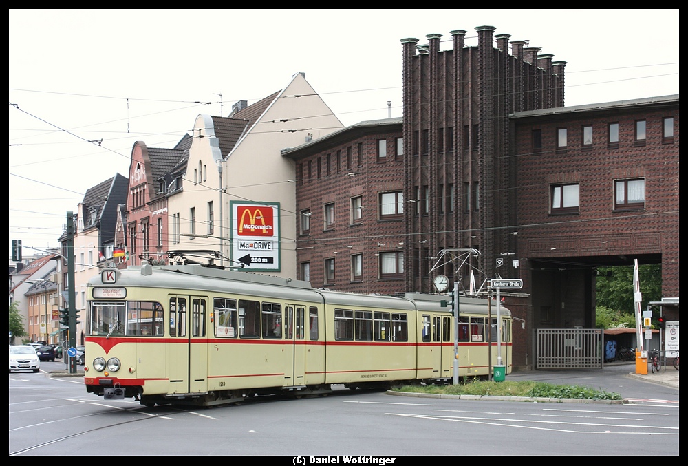 Der K-Wagen 1269 fhrt am 16.05.2010 nach seiner wohl letzten Fahrt auf seiner Heimatstrecke in den Betriebshof Heerdt ein.