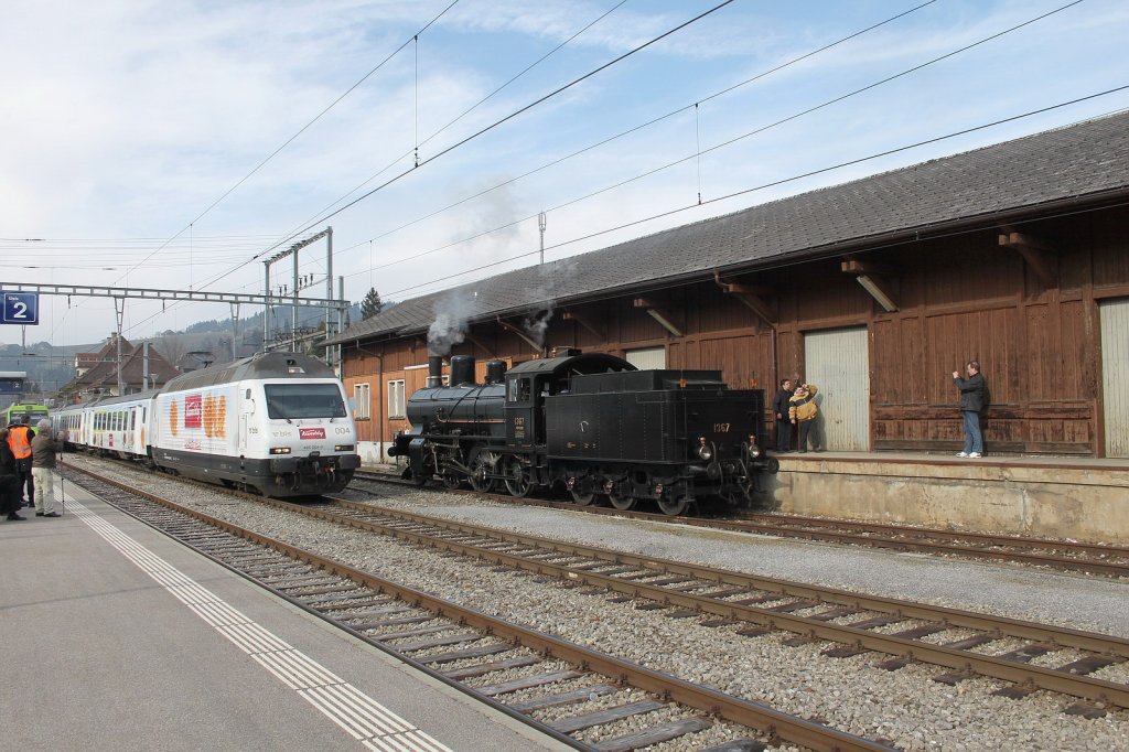 Der  Kamblyzug  mit den ehem.Swiss-Express Wagen,durchfhrt den Bahnhof Langnau/Be.Rechts die SBB Historic Dampflok B 3/4 1367.
19.02.11