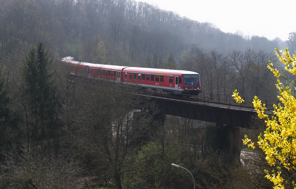 Der Karfreitagsmarkt in Bouzonville lockt viele Besucher an. Viele fahren per Bahn mit dem Sonderzug der zwischen Dillingen-Saar und Bouzonville verkehrt.

Hier ist der Zug auf dem Rckweg von Bouzonville. Einen Kilometer vorher hat er die franzsisch - deutsche Grenze berfahren und berquert das Tal des Ihner Baches auf dem Viadukt von Niedaltdorf.

Diese Photostelle ist im Normalfall nicht zugnglich, weil privates Gelnde ABER....

Ivie und ich bedanken uns recht herzlich bei der netten Dame, die uns ihr Gartentrchen aufschloss und uns diesen erhhten Standort ermglichte und natrlich ein Danke schn fr die nette Unterhaltung.
628 523/628 696 + 628/928 461 + 628/928 474 - 
KBS 687 Niedaltdorf 06.04.2012