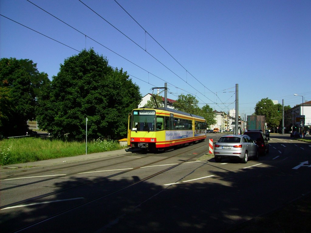 Der Karlsruher 5er ist immer fr eine berraschung gut, whrend er bisher als Museumslinie gefahren wurde, gab es am 02.08.2013 einen hochflurigen Stadtbahnwagen auf der 5 zu Bestaunen. Tw 520, welcher kurz zuvor seinem Bruder 504 der ebenfalls aufm 5er Dienst hatte begegnet ist, hat soeben den Entenfang erreicht und wird seine Fahrt demnchst in Richtung Innnenstadt fortsetzen.