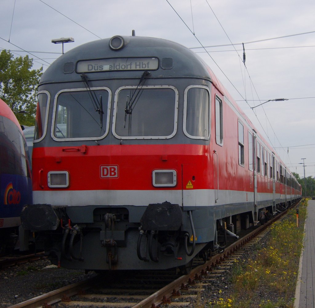 Der Karlsruher Steuerwagen 50 80 82-34 218-1 mit der 110 493 am 12.09.2010 in Aachen Rothe Erde abgestellt. Obwohl die Wagen schon so alt sind, ist das wie ich finde, die angenehmste Reisemglichkeit die die Deutsche Bahn noch zu bieten hat.