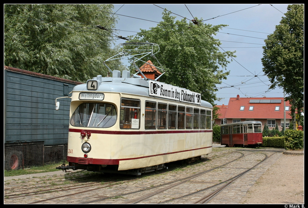 Der Kieler 241 sonnt sich am 01.08.10 whrend sich der Hamburg Beiwagen V7BE 4391 im Schatten ziert. Aufgenommen am Bahnhofsvorplatz des VVM Schnberger Strand.