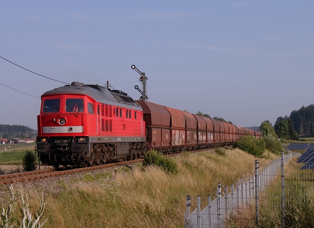 Der Kieszug aus Friedrichshafen passiert soeben das Einfahrtsignal von Rossberg, hier wird der Zug beladen, anschlieend fhrt der Zug zurck nach Friedrichshafen, aufgenommen am 17.07.2013, Zuglok war 232 280-8.