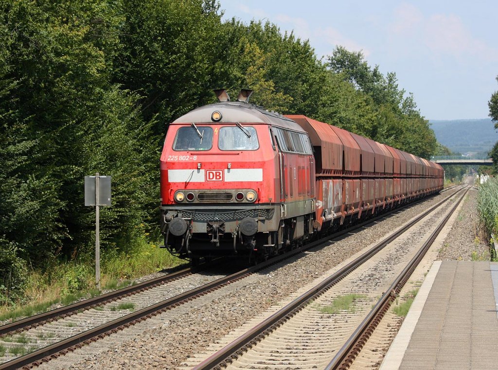 Der Kieszug aus in Richtung Friedrichshafen. Aufgenommen am 2.8.12 im Bahnhof Friedrichshafen-Flughafen.