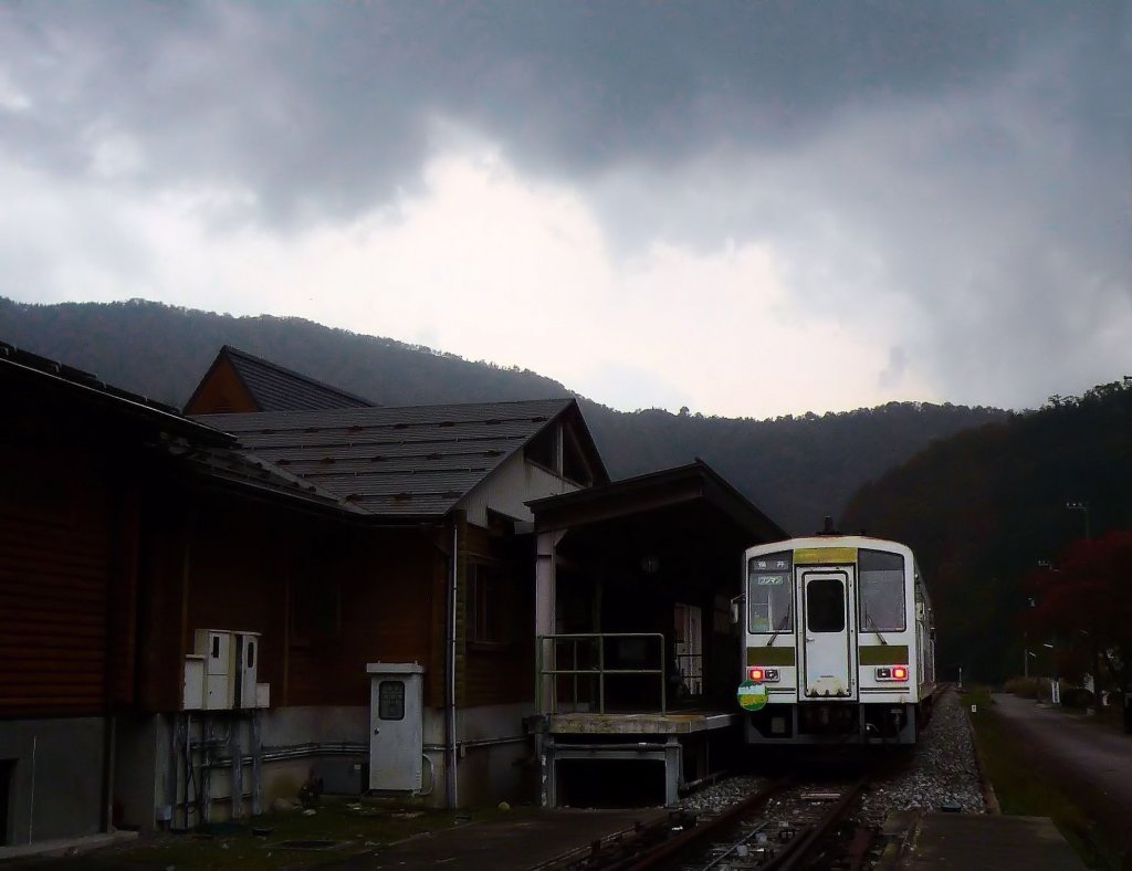 Der KIHA 120-202 der Kuzuryû-Linie an der Endstation Kuzuryû-ko (Kuzuryû-See).(Kuzuryû ist der Name des Flusses und bedeutet  9-köpfiger Drache .) Die Strecke wurde 2004 durch Unwetter weitgehend zerstört und ist erst wieder seit 2007 durchgehend befahrbar. 3.November 2008.
