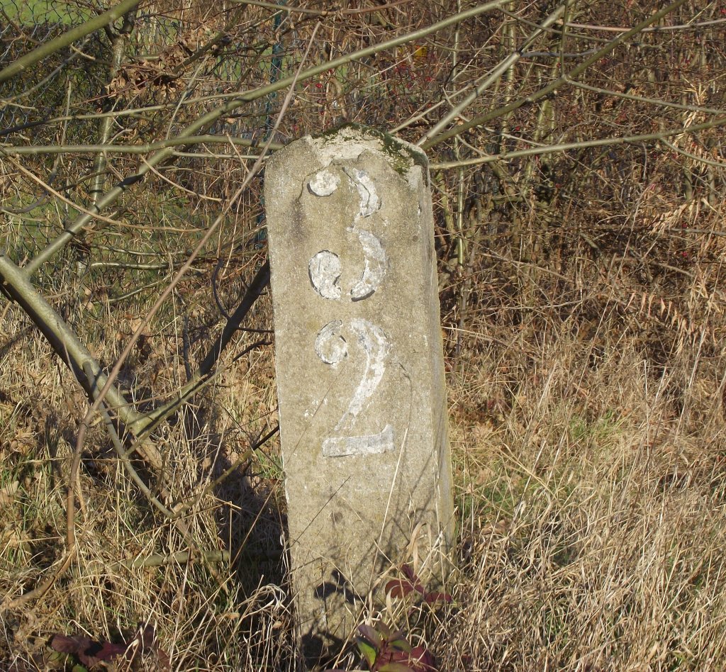 Der Kilometerstein zu Km 3,2 der Rodachtalbahn ist zwischen Kronach-Ruppen und H�fles zu finden.
