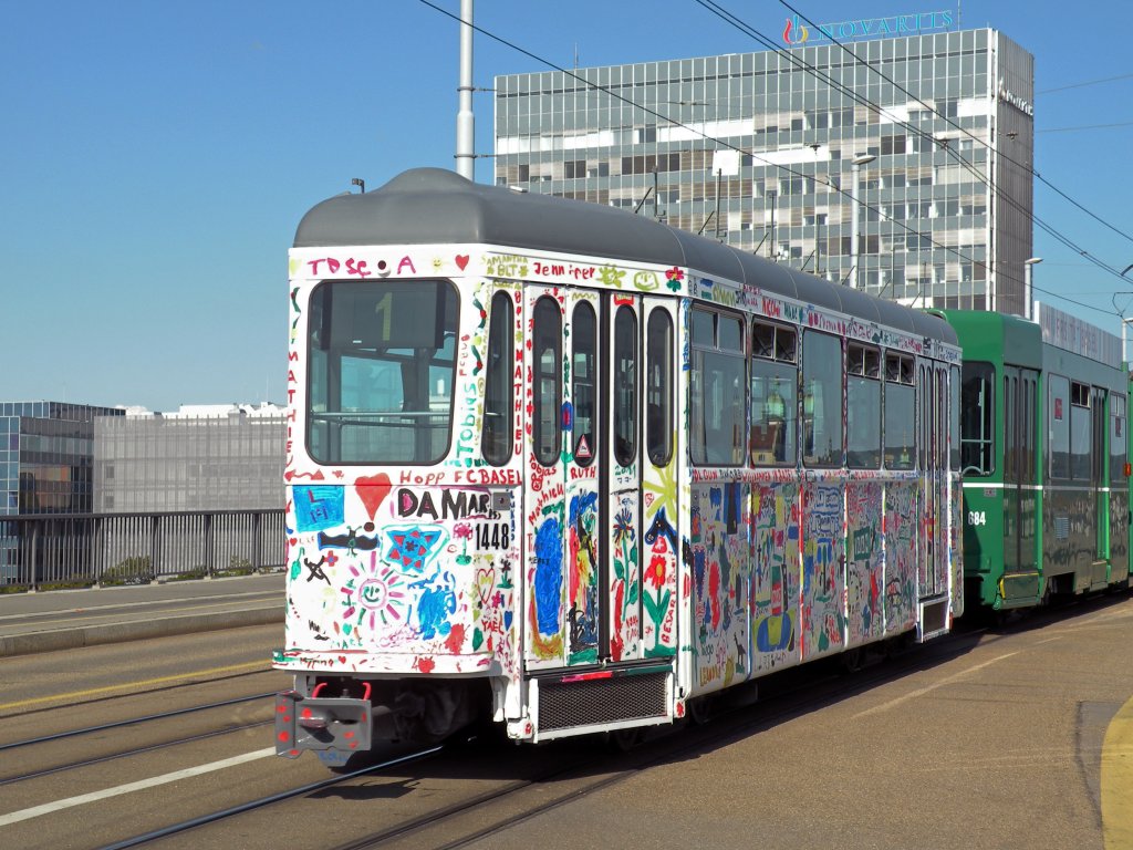Der von Kindern bemalte Anhnger ist wieder im Linienbetrieb. Hier auf der Linie 1 auf der Dreirosenbrcke in Basel. Aufnahme: 31.07.2011.