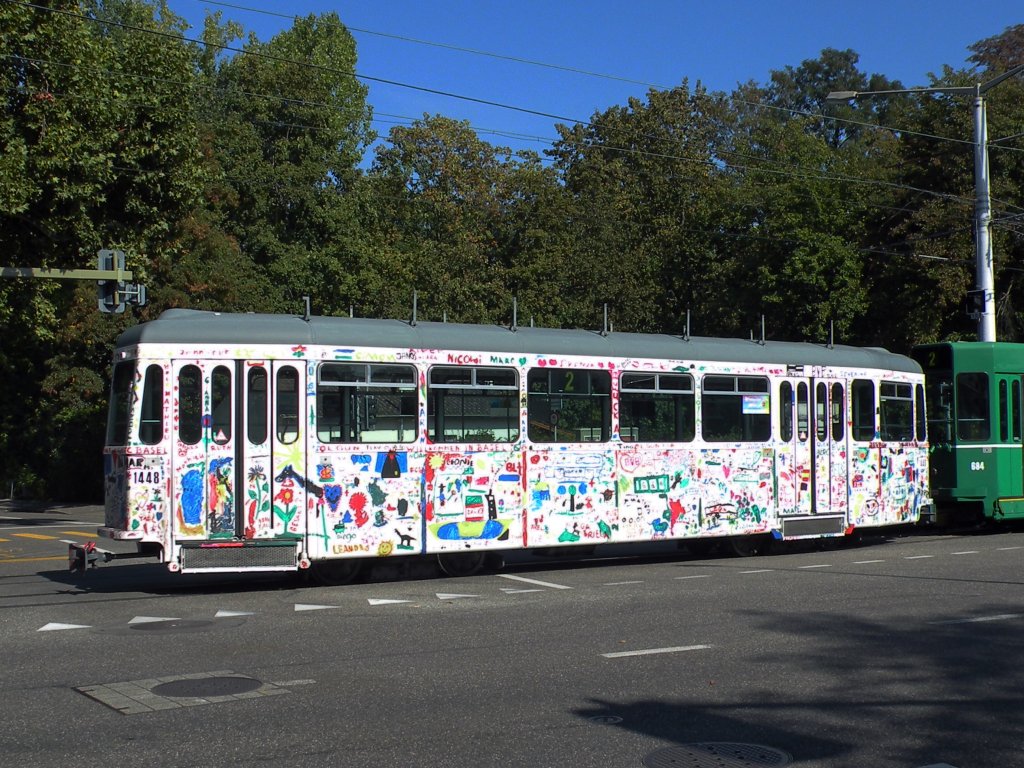 Der von Kindern bemalte Anhnger ist wieder im Linienbetrieb. Hier auf der Linie 2 bei der Einfahrt in die Schlaufe am Eglisee. Die Aufnahme stammt vom 16.09.2011. 