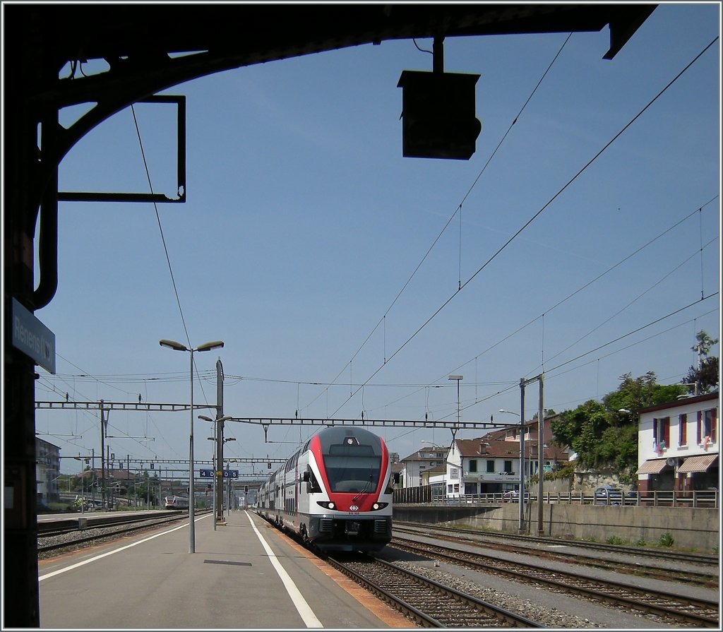 Der  Kiss  im Regio-Express-Planeinsatz: Nach  Westbahn  und  Zrcher S-Bahn  verkehren die ersten KISS Triebzge berraschend frh auch in der Westschweiz im Planeinsatz: Hier der 511 103 bei der Einfahrt in Renens VD als RE 2629.
24. Mai 2012