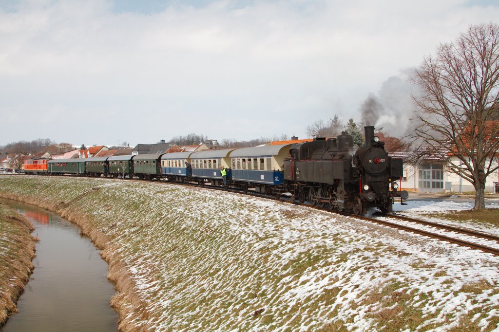 Der klassische Fotopunkt in Hauskirchen aufgenommen von der Br�cke in Richtung Bahnhof. Zu sehen ist der Sonderzug des Vereins neue Landesbahn bespannt mit der 93.1420 an der Spitze und der 2143.21 am Zugende. (01.04.2013)
