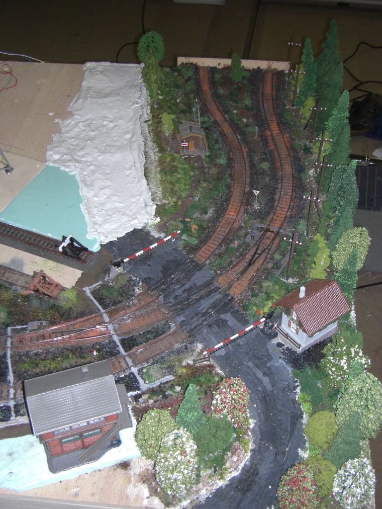 Der kleine Teil der Anlage bzw. des 1. Modul der fast fertig ist.
Rechts an die Seite kommt noch eine Wand wurde heute schon bemalt