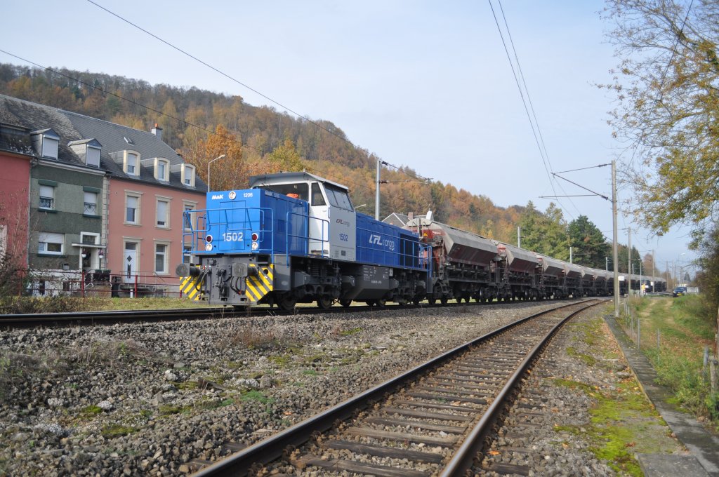 Der  Klinkerzug  bespannt mit 1502 von Esch/Alzette bei Rumelange. Aufgenommen am 08.11.2011