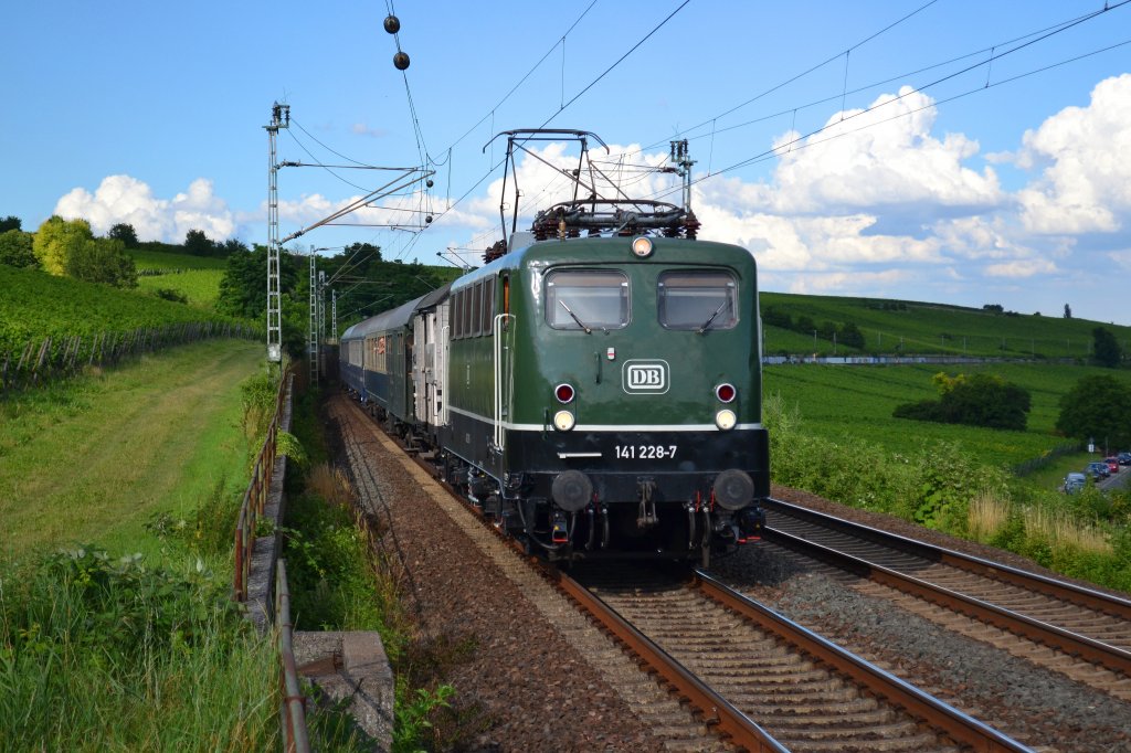 Der Knallfrosch 141 228-7 mit einem Sonderzug nach Rdesheim am 7.7.2012.