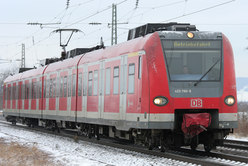 Der Klner 423 760-8 durchfhrt Mlheim Krlich am 18.12.2010