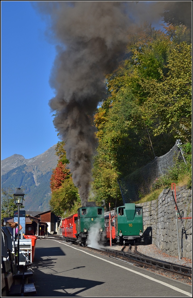 Der Kohledampfer (II) oder das Ferkel. Schmuckstck und  Einstiegsdroge ... Abfahrt in Brienz im Oktober 2011.