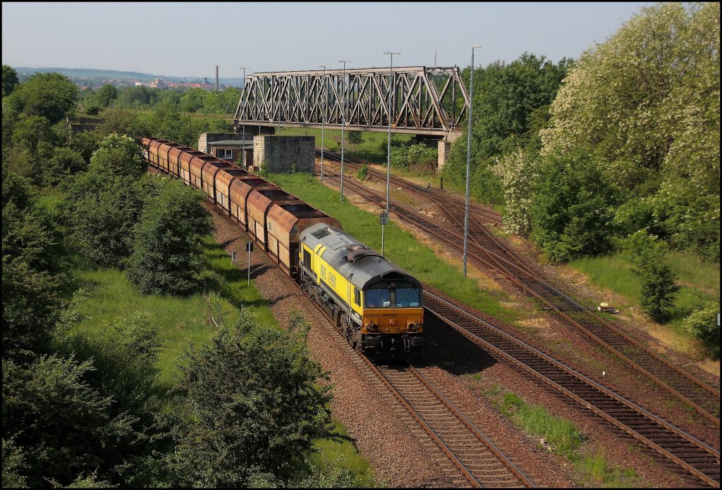 Der Kohlependel Profen-Mumsdorf verlsst hier am 22. Mai 2011 die Stadt Zeitz,um in Krze den bergabebahnhof am Tagebau Profen zu erreichen.