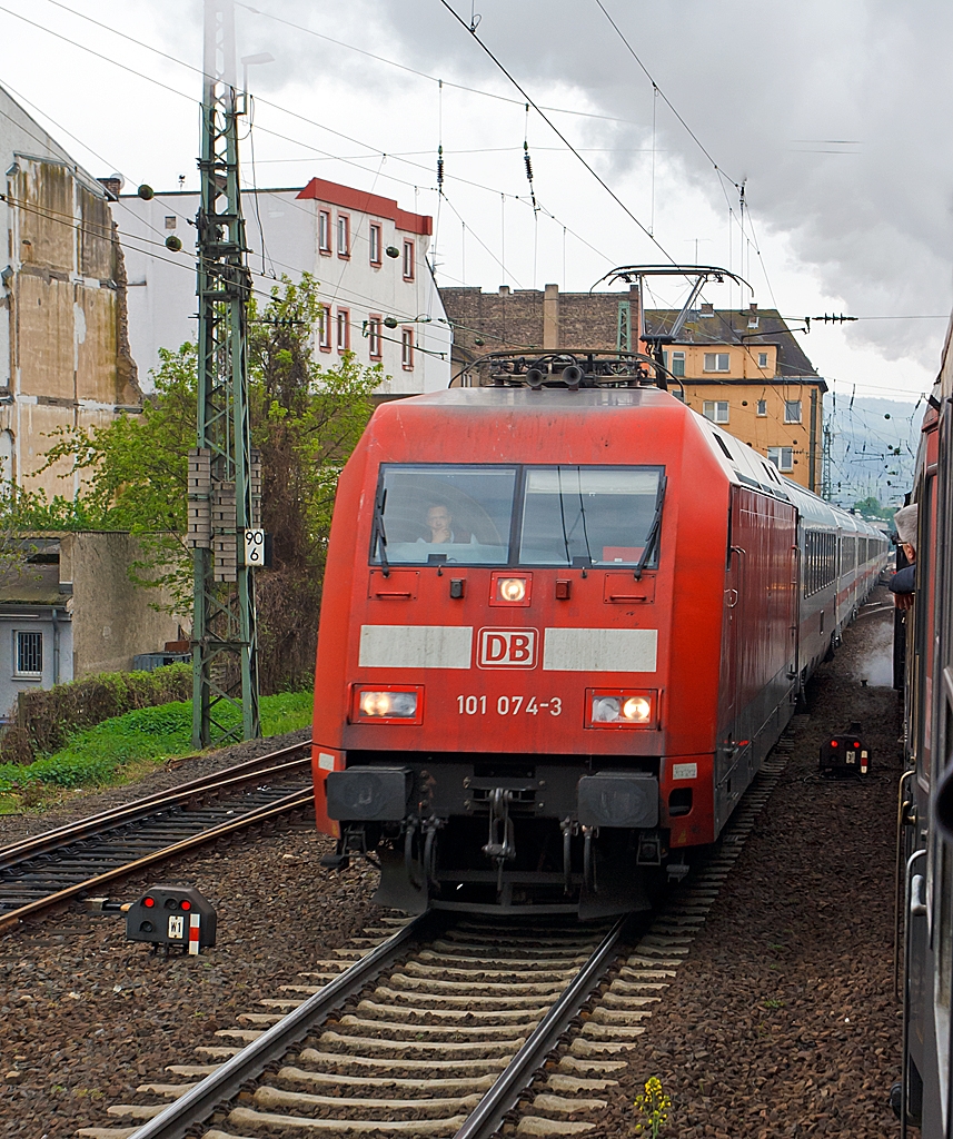 Der eine kommt der andere geht.... 

Die betagte Schnellzuglokomotive 01 1066-7 zieht unseren Sonderzug am 28.04.2013 in den Hbf Koblenz und die moderne Schnellzuglokomotive 101 074-3 zieht einen IC aus dem gleichen in Richtung Norden.
