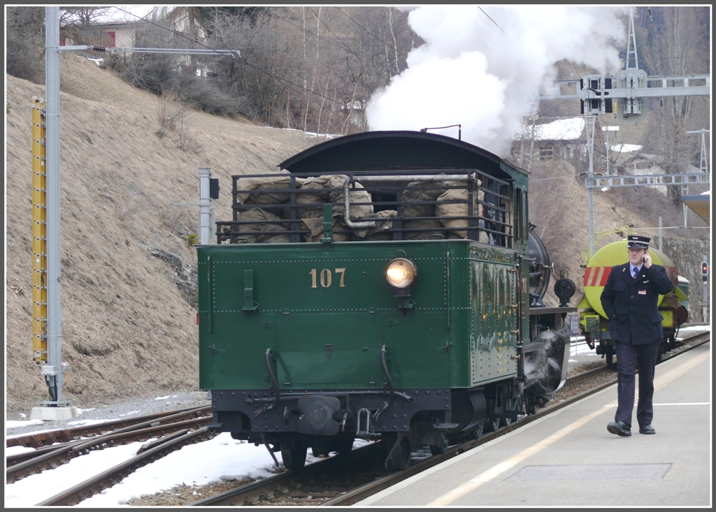 Der Kondukteur muss smtliche Rangierfahrstrassen per Telefon im Fernsteuerzentrum Landquart anfordern, so auch die Fahrt der G 4/5 107 zur Drehscheibe. (24.01.2011)