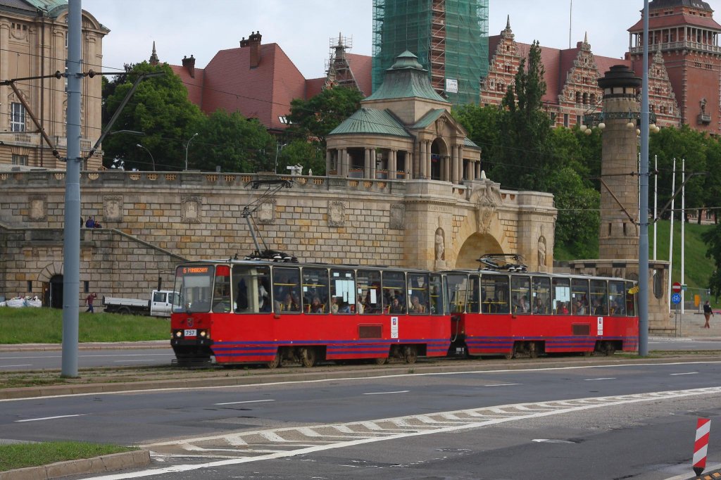 Der Konstal Tram Bahnzug mit Motorwagen 757 ist hier am 2.6.2013 in Stettin
auf der Hauptstrae am Hafen in Richtung Stadtmitte unterwegs. Das Fahrzeug
hnelt stark den Tatra Wagen aus Tschechien, ist aber eine polnische Konstruktion.