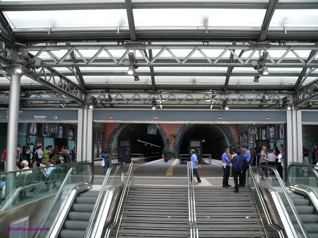 Der Kopfbahnhof Napoli Montesanto ist der Ausgangspunkt der beiden von der SEPSA betriebenen Eisenbahnstrecken Circumflegrea und Cumana nach Torregaveta. 
 
2010-09-09 Napoli