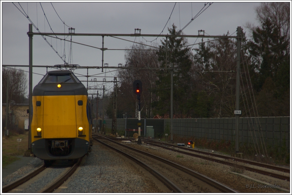 Der Koploper ICMm Triebzug 4243 war am 7. Januar 2012 unterwegs als IC 1744 (Enschede-Den Haag), hier beim Bahnhof Rijssen zwischen Almelo und Deventer. Das Foto wurde vom Bahnsteig ab genommen.