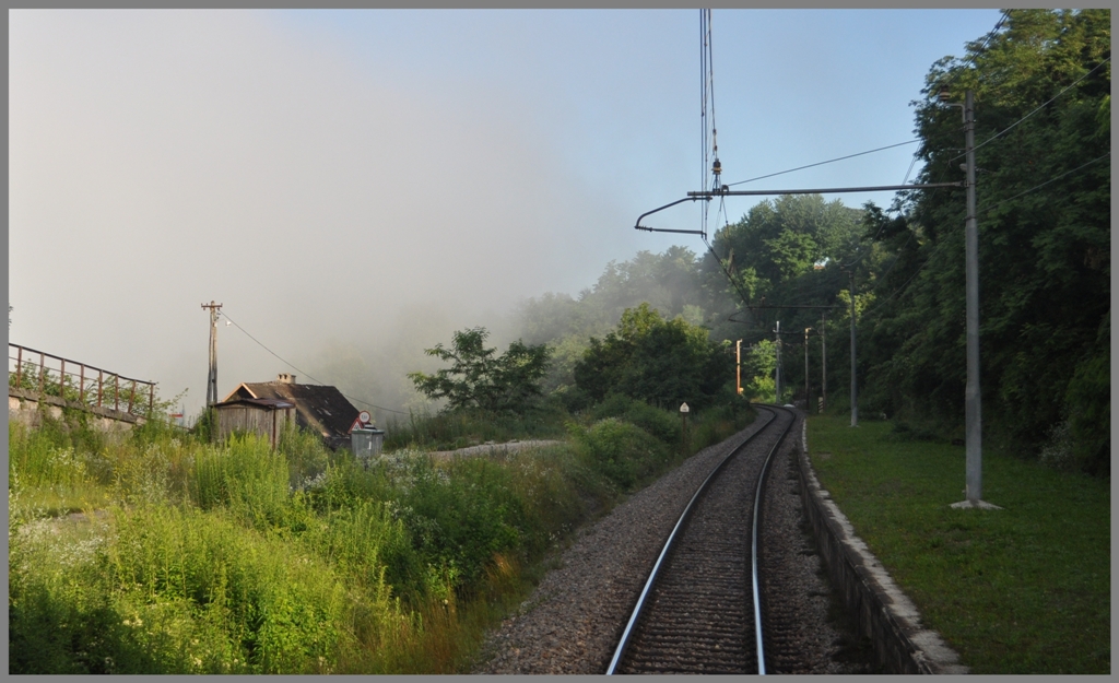 Der kroatische Schlafwagen verluft am Schluss von EN465, was die Mglichkeit verschafft durch die hintere Tre zu fotografieren. So bleibt mir auch der Morgennebel nicht verborgen kurz vor Ljubljana. (02.07.2011)