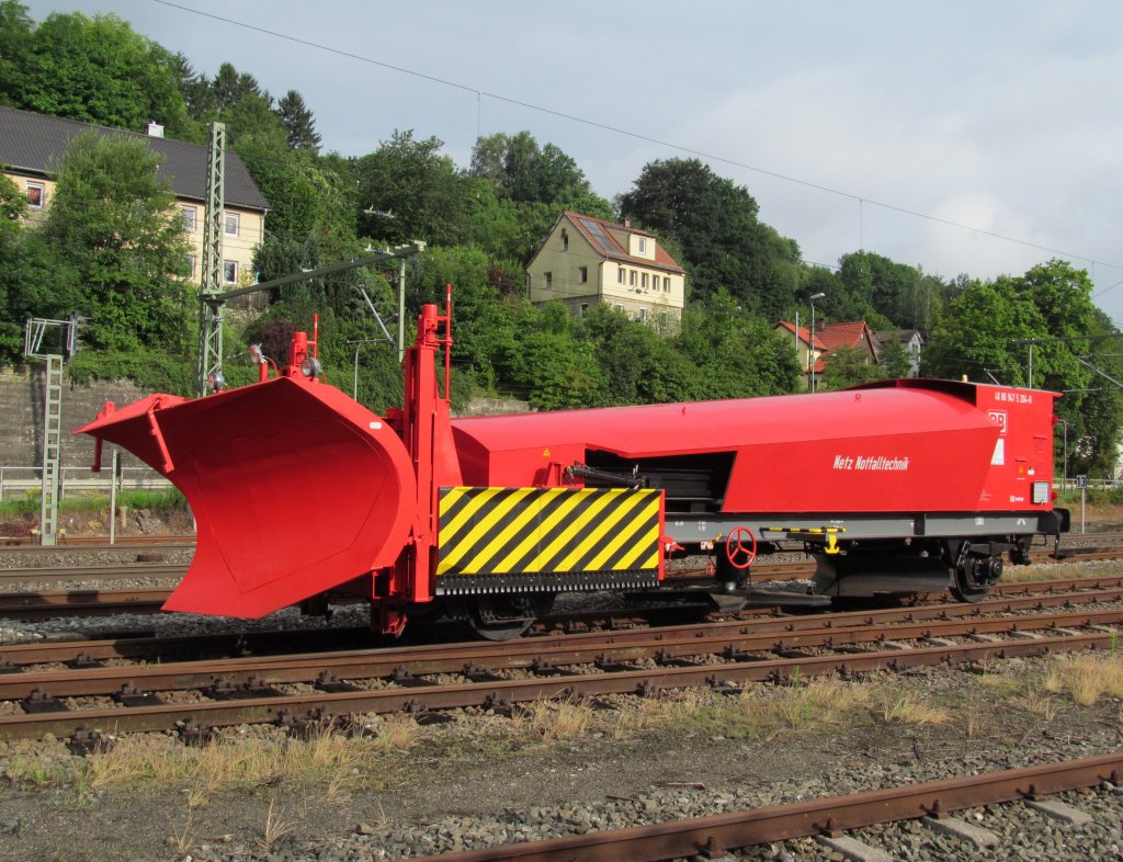 Der in Kronach stationierte 40 80 947 5 204-8 (Schneeplugbauart 850) steht am 11. Juli 2012 im Gleisvorfeld von Kronach abgestellt.