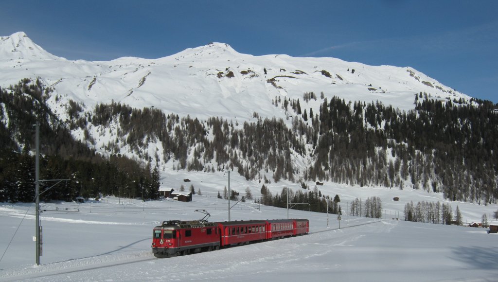 Der Kurz-Regio 823 kurz vor der Passhhe Davos Wolfgang. Zuglok ist die Ge 4/4 II 627, 28.12.2011.