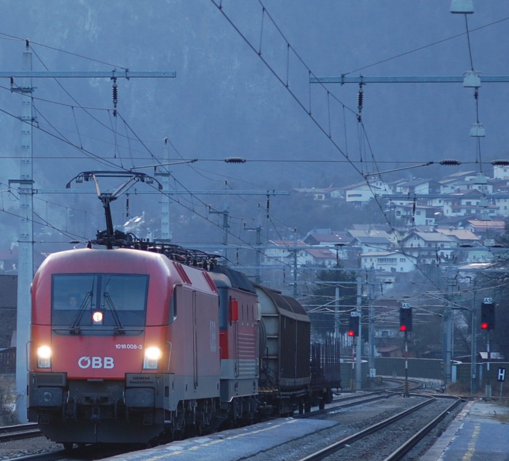 Der kurze bergabe-Gterzug mit 1016 008-3 und einer kalt mitlaufenden 1x44er durchfhrt am 4.1.2010 Schnwies in Richtung Innsbruck -> Hall i. Tirol.