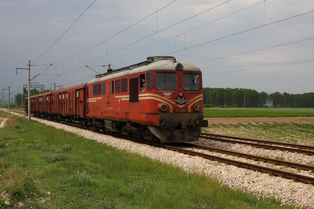 Der  Kutter  06080 ist mit einem kurzen Gterzug, aus Septemvri kommend,
bei Karshevo auf dem Weg nach Dimitrovgrad am 8.5.2013.