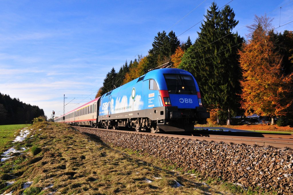 Der Kyoto-Taurus 1016 023-2 der BB auf der Strecke Mnchen-Salzburg bei Rumgraben in der nhe der Ortschaft Bergen am 31.10.12.

