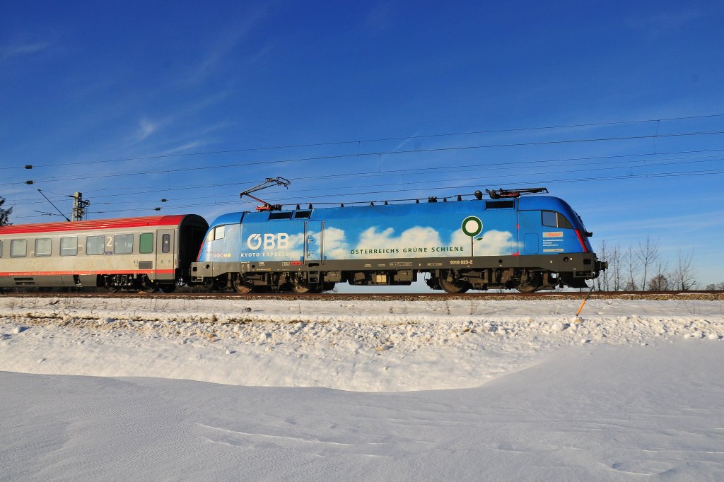 Der Kyoto-Taurus 1016 023-2 der BB auf der Strecke Mnchen-Salzburg kurz vor bersee bei schnem Winterwetter am 14.12.12.