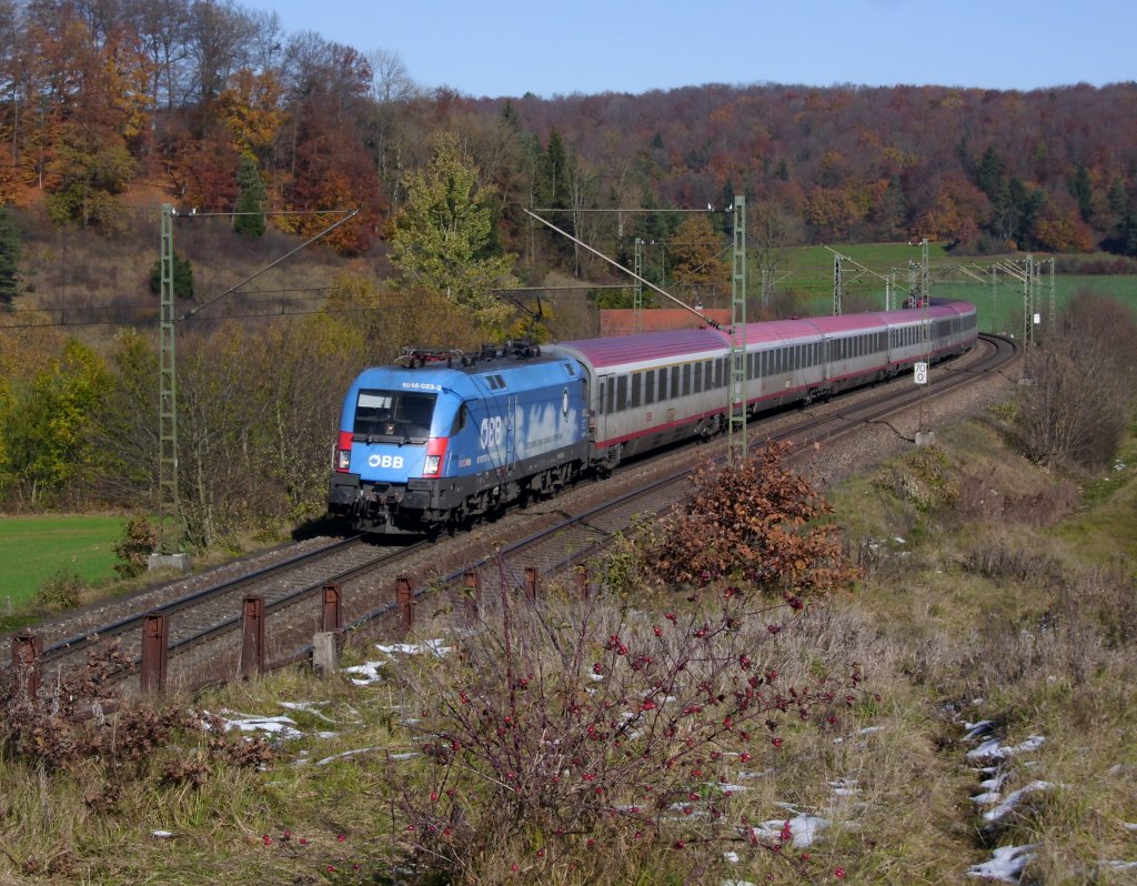 Der Kyototaurus am EC 113 am 31.Oktober 2012 500m. vor dem Bahnhof Urspring in Richtung Mnchen .