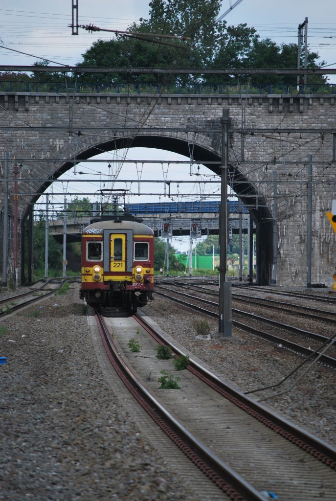 Der L-Zug Maastricht-Li�ge (L�ttich) n�hert sich dem Bhf Vis� (erste Haltestelle nach der belgisch-niederl�ndischen Grenze). �ber die Br�cke f�hrt die Montzenroute. Der Triebzug geh�rt zur Reihe  AM 63 . Juli 2012.