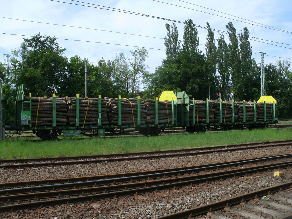 Der Laaps-Wagen 27 80 4309 121-6 hatte,am 27.Mai 2013,seine Holzladung in Bergen/Rgen schon bekommen und mute auf die restlichen Laaps-Wagen warten.