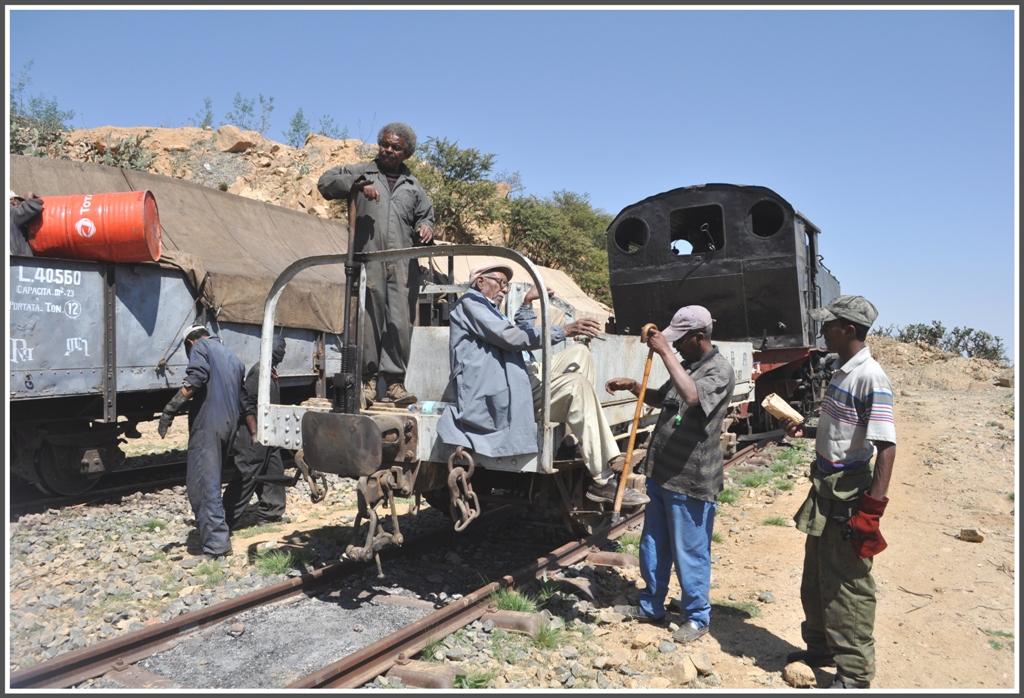Der lngst pensionierte Chef ist berall dabei und ist nach wie vor eine Respektsperson, auf dessen Meinung gehrt wird und dem auch geholfen wird seinen Sitzplatz an vordester Front einzunehmen, bevor es rckwrts nach Nefasit runter geht. (01.02.2012)