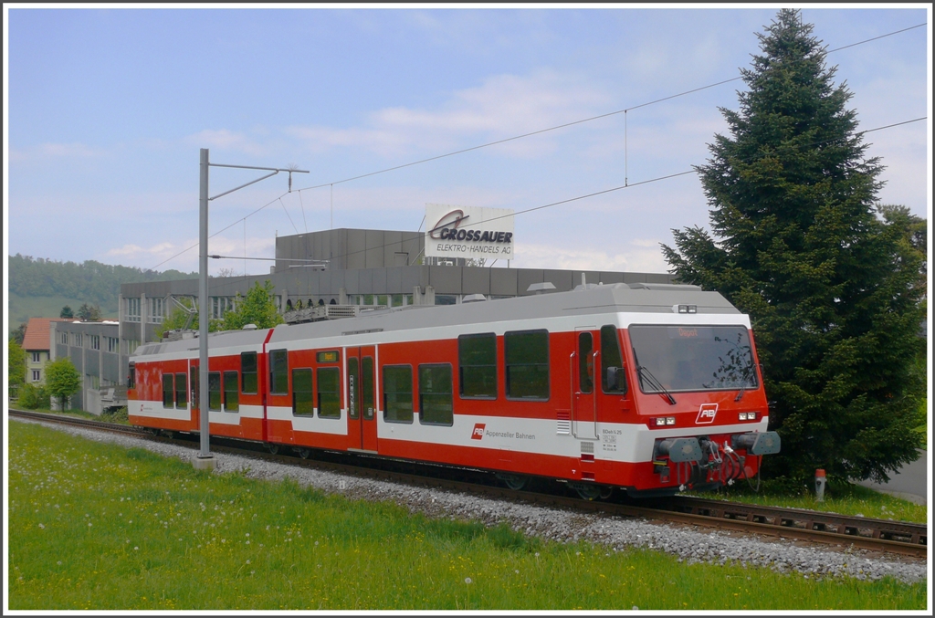 Der in Landquart bei der RhB revidierte BDeh 3/6 25 neu in den Farben der Appenzeller Bahnen bei der gestrigen Probefahrt unterhalb von Heiden. (19.06.2010)