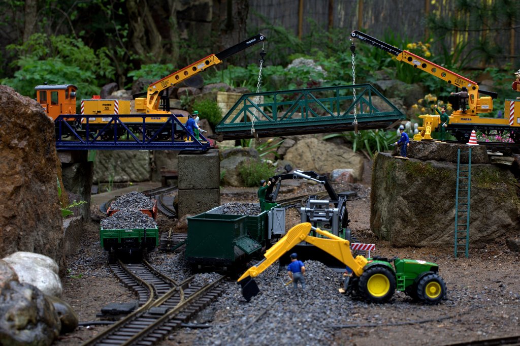 Der langandauerde Winter hat auch zu Bauverzgerung bei Willy Jespersens Bahn gefhrt. Deshalb mu auch Sonnabends gearbeitet werden. Nach Abschlu der Wasserbaumanahmen kann nun die restaurierte Brcke wieder eingehangen werden.
27.04.2013 10:57 Uhr.